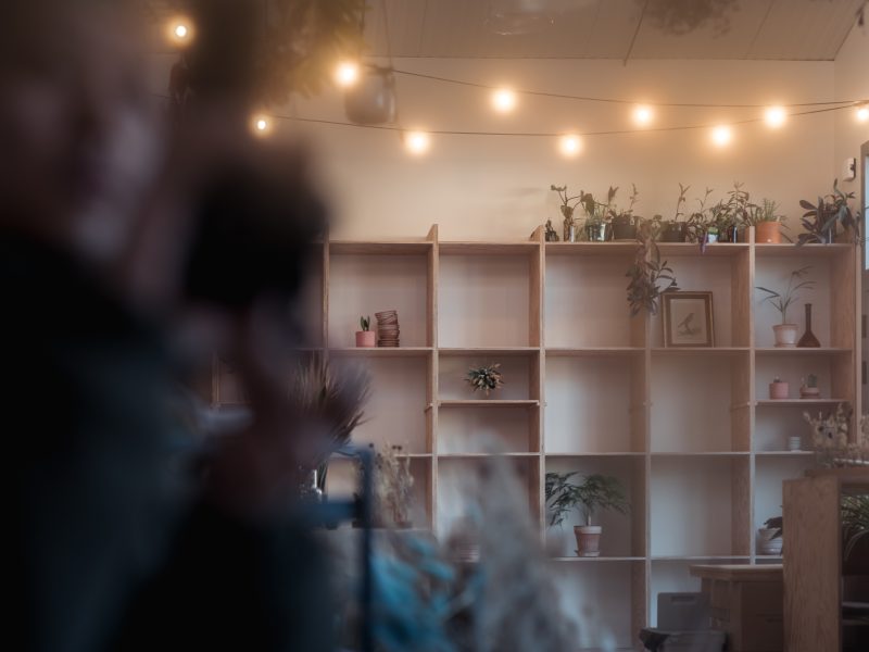 agencement d’une bibliothèque sur mesure pour une boutique de fleurs