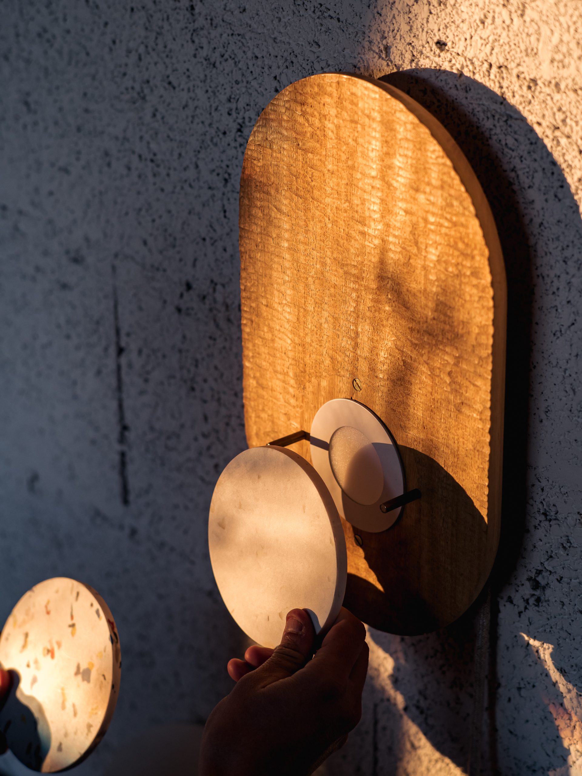 Sculpture d’une applique murale en bois massif