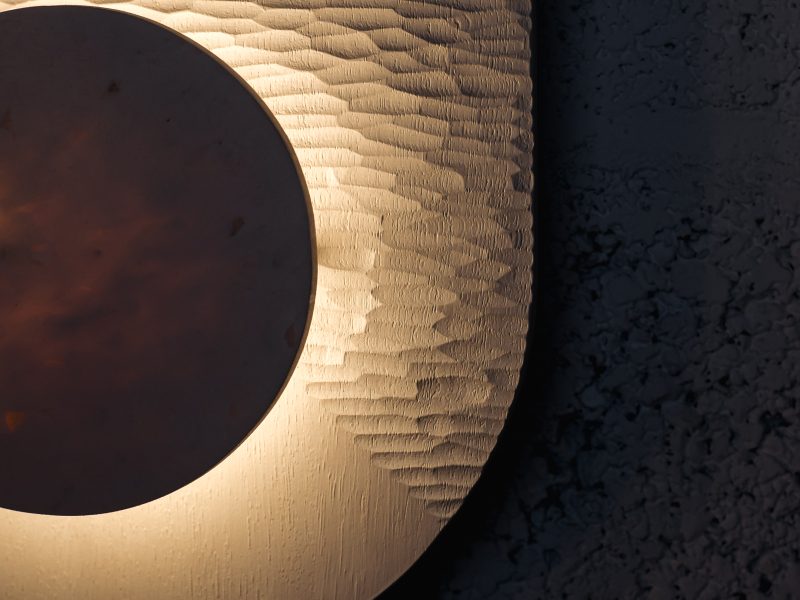 Sculpture d’une applique murale en bois massif
