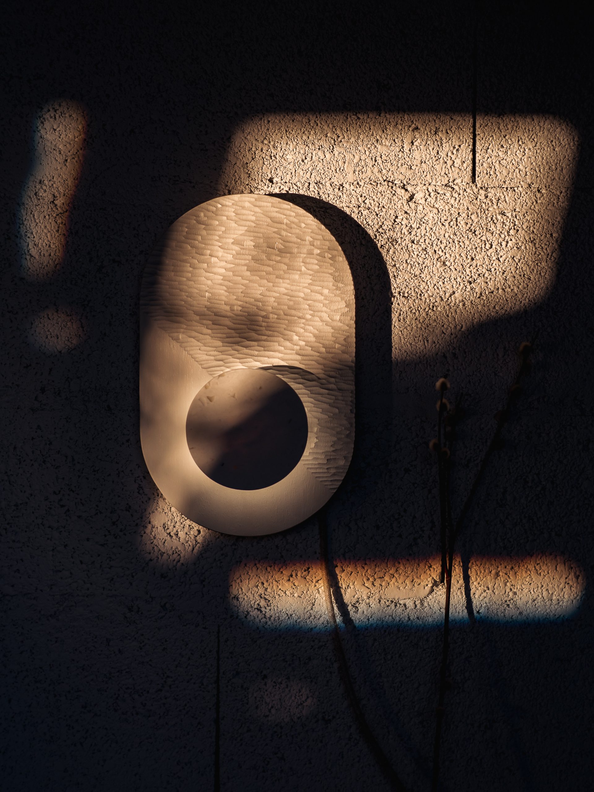 Sculpture d’une applique murale en bois massif