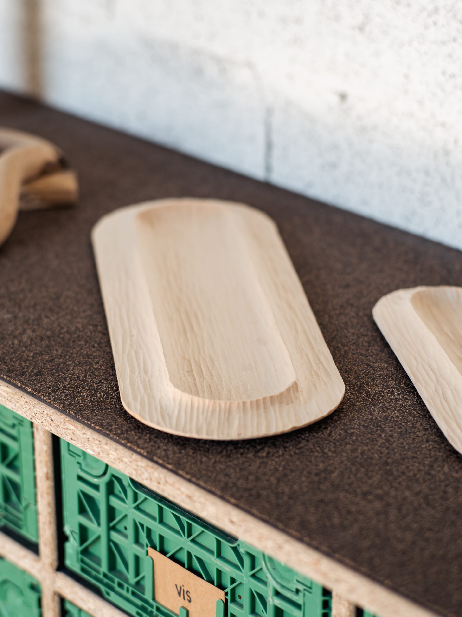 sculpture d’un vide-poche en bois massif