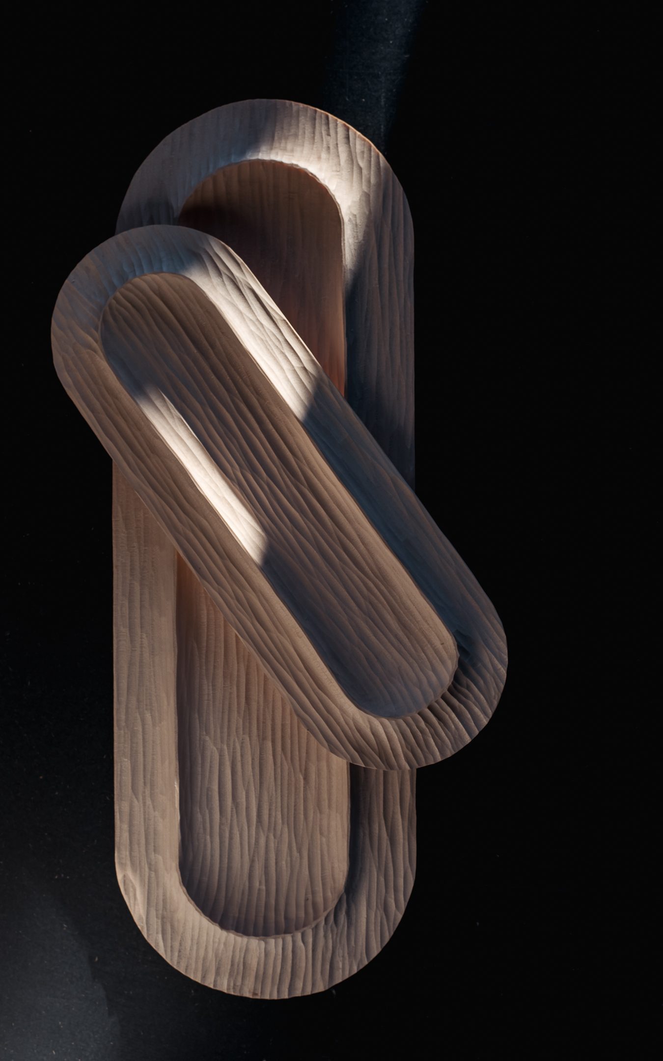 sculpture d’un vide-poche en bois massif