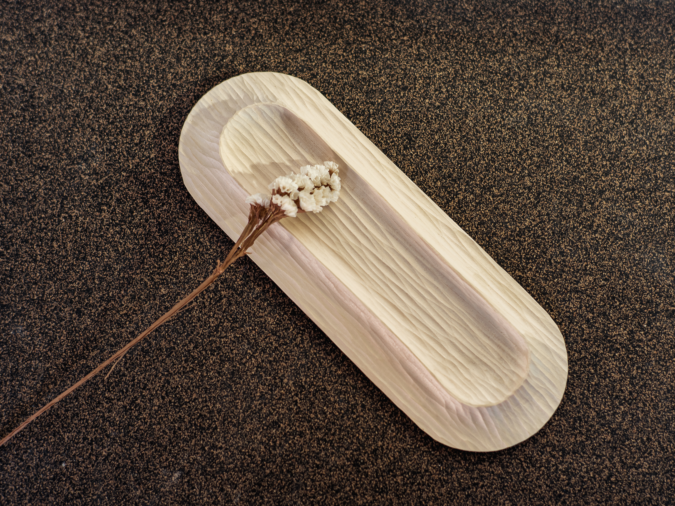 sculpture d’un vide-poche en bois massif