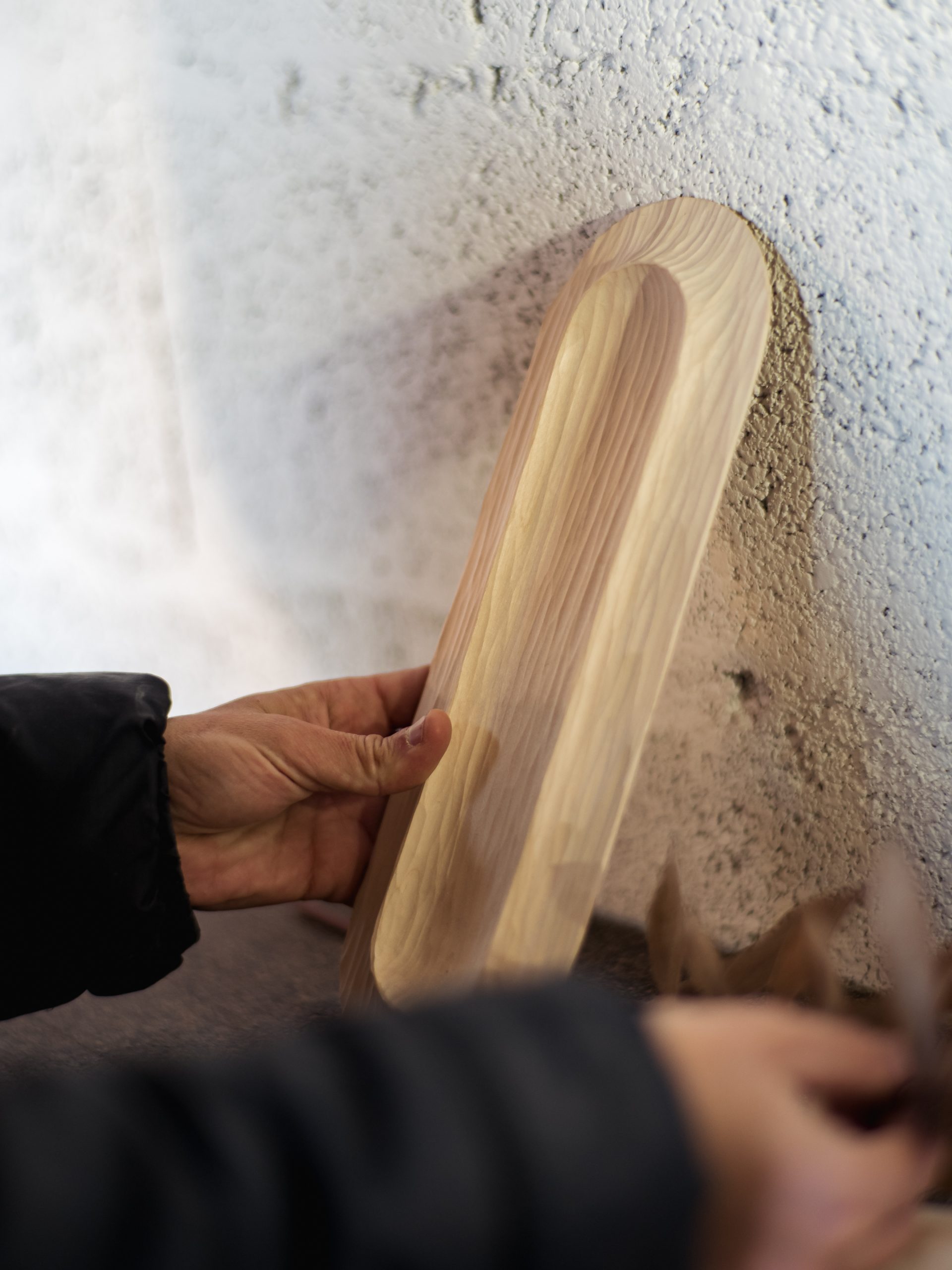 sculpture d’un vide-poche en bois massif