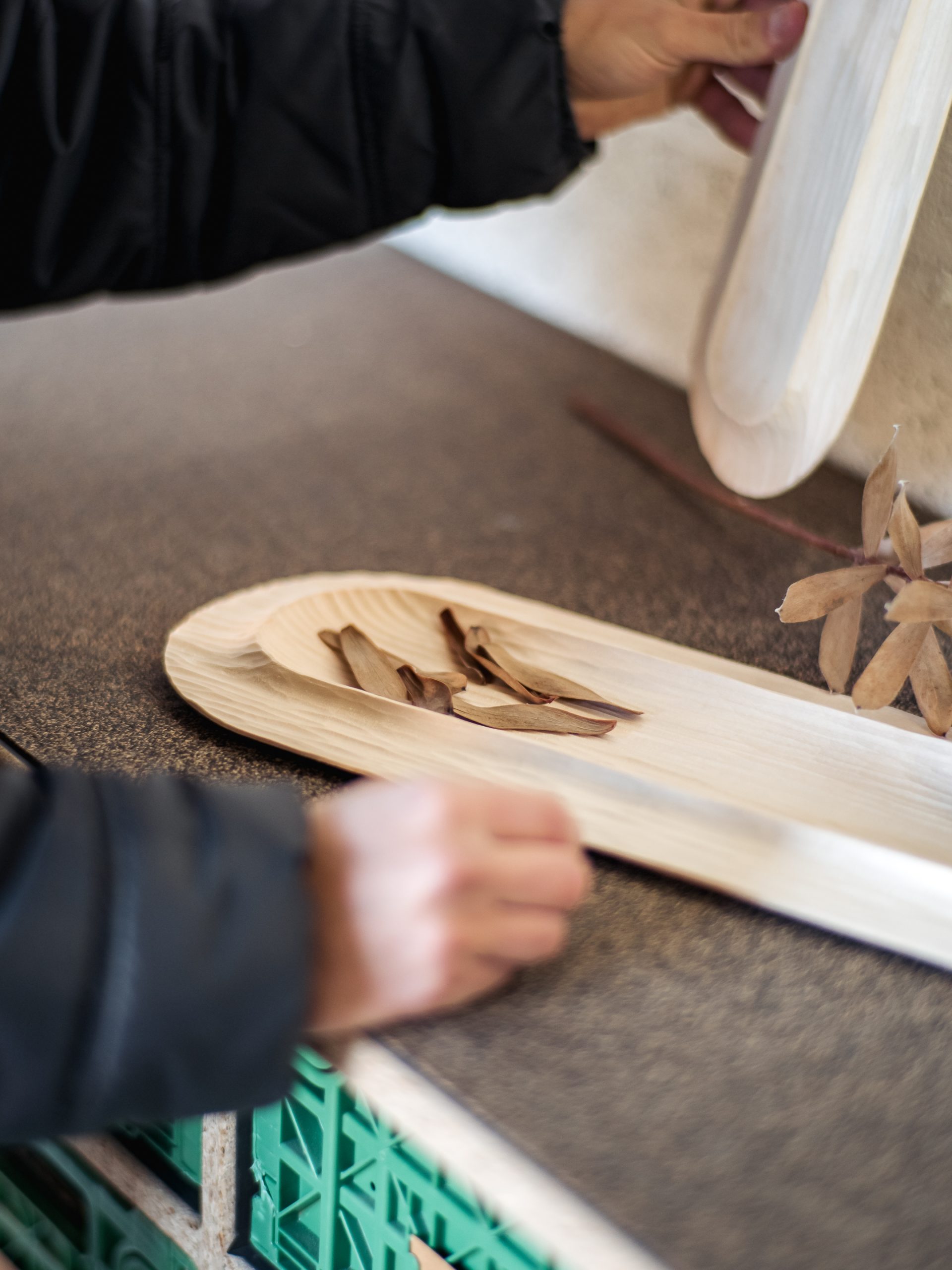 sculpture d’un vide-poche en bois massif
