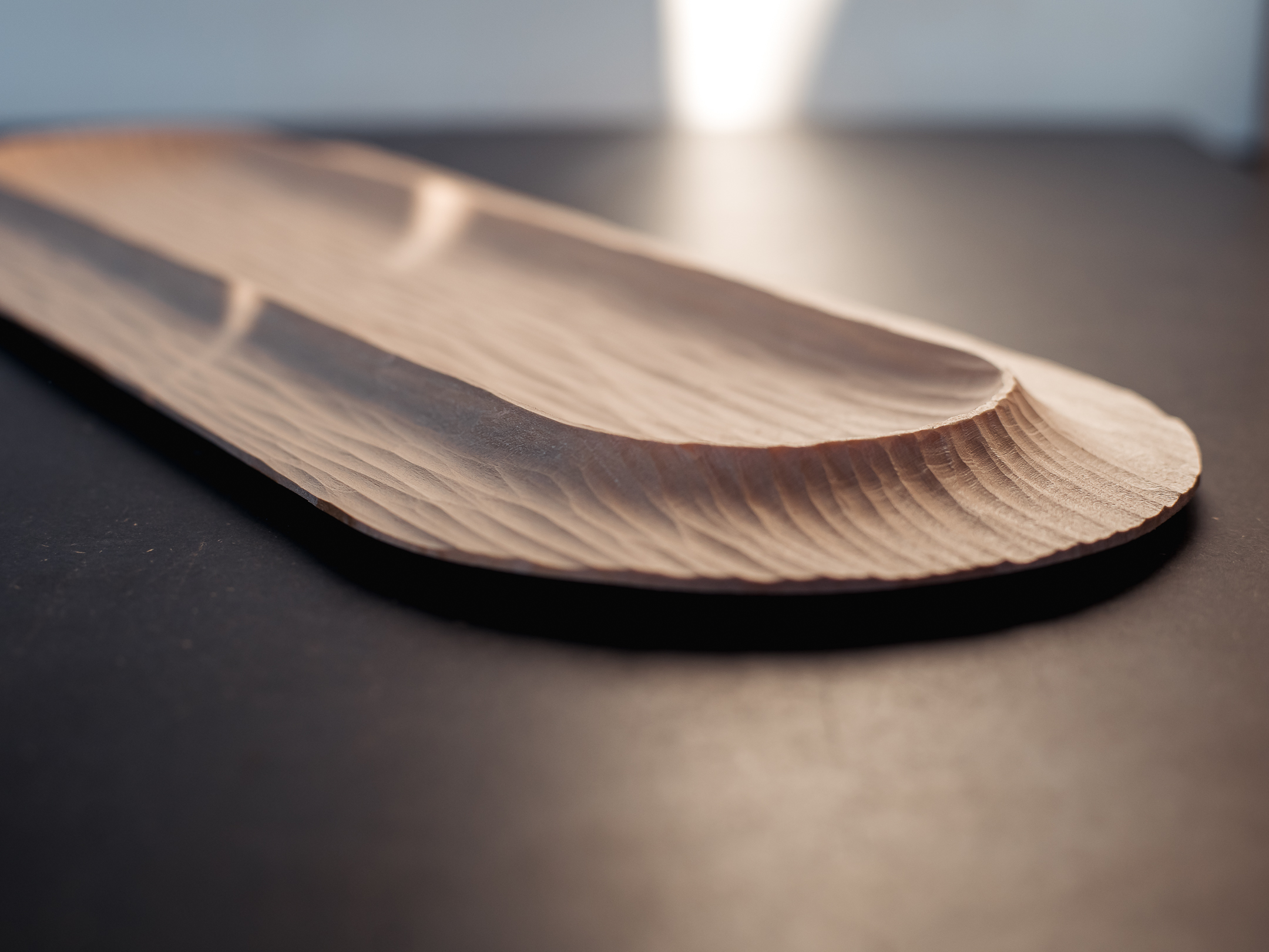 sculpture d’un vide-poche en bois massif